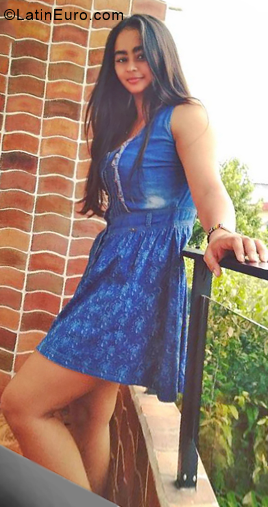Date this nice looking Colombia girl Damariz from Bogota CO25038