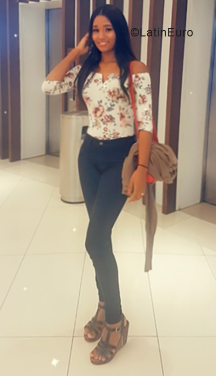 Date this nice looking Dominican Republic girl Isa from Santo Domingo DO34314
