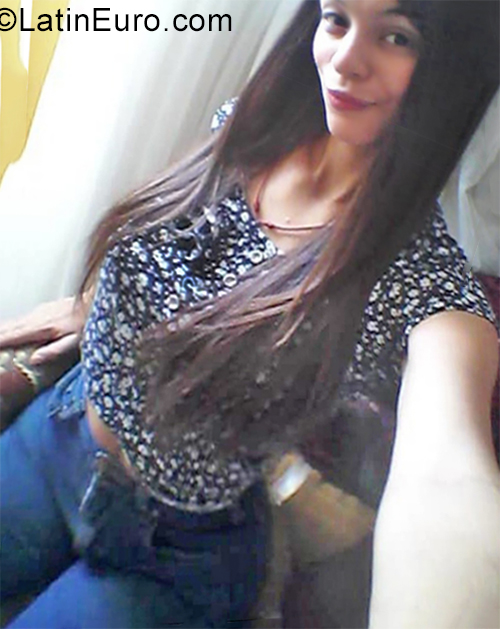 Date this athletic Venezuela girl Karen from Maracaibo VE2311
