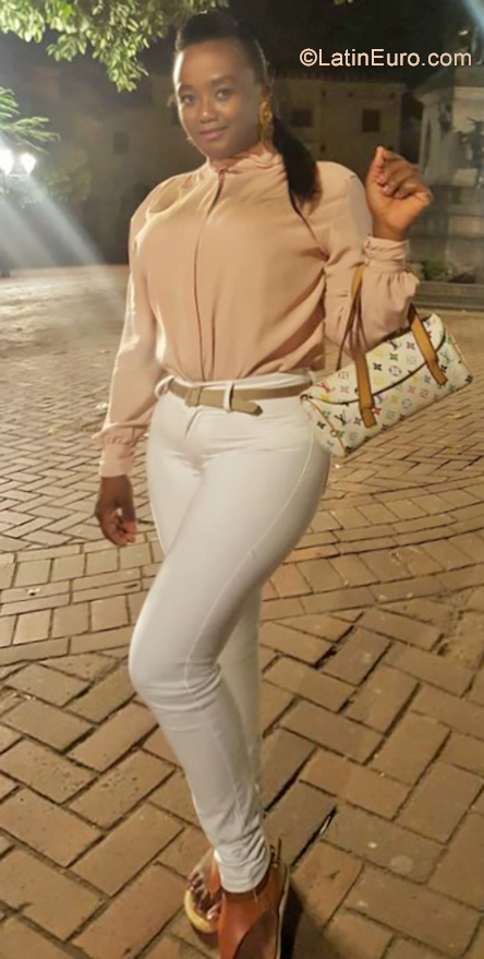 Date this foxy Dominican Republic girl Evelyn from Santo Domingo DO34587