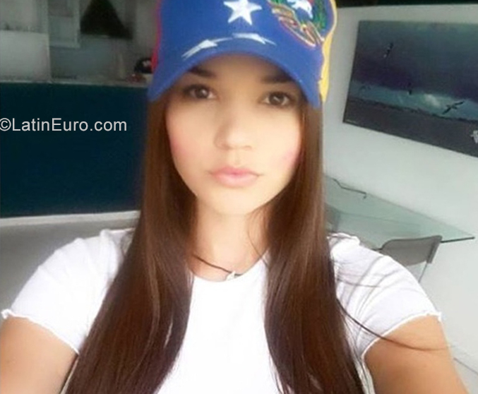Date this sultry Venezuela girl Andrea from Merida VE2346