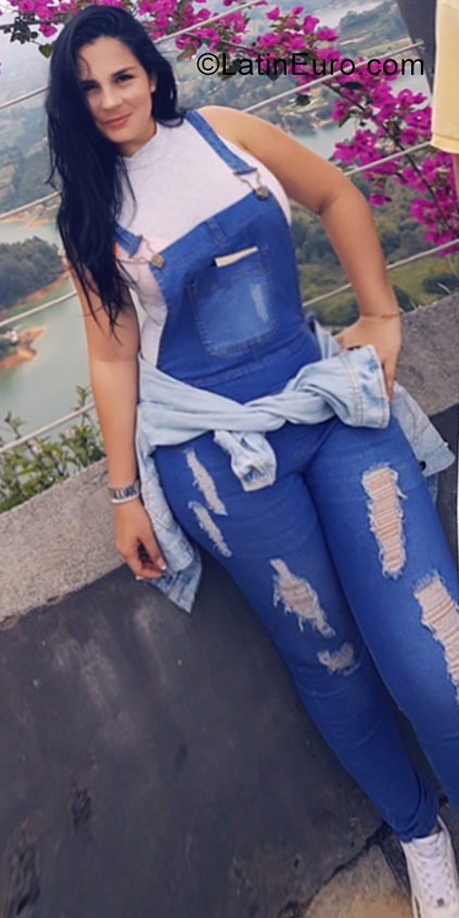 Date this sensual Colombia girl Criss from Medellin CO25392
