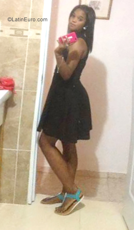 Date this voluptuous Dominican Republic girl Emma from Punta Cana DO34886