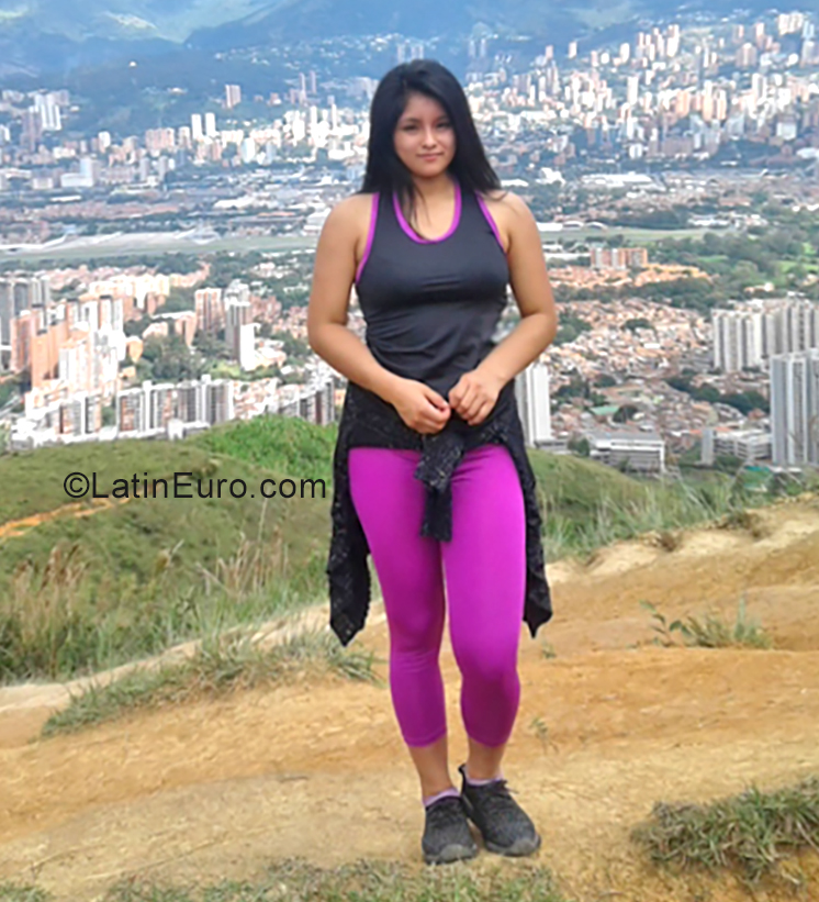 Date this funny Colombia girl Maria Elena from Cali CO25479