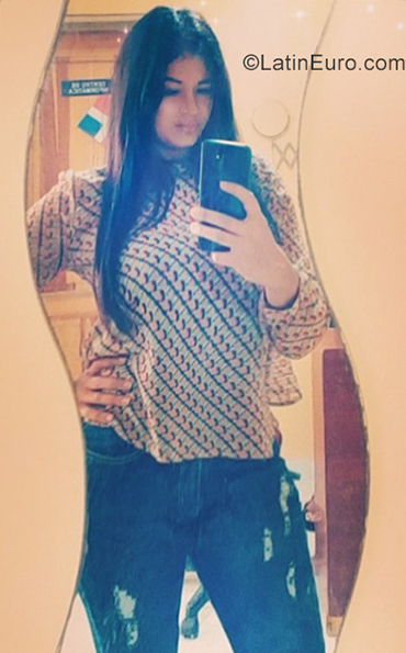 Date this charming Dominican Republic girl Emelie from Santo Domingo DO35035