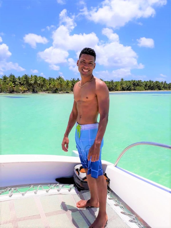 Date this tall Dominican Republic man Victor from San Rafael Del Yuma DO35068