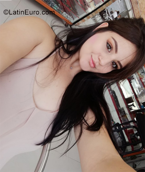Date this beautiful Colombia girl Carolina from Medellín CO25516