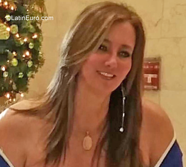 Date this charming Colombia girl Angela from Cali CO25518