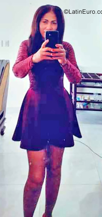 Date this pretty Dominican Republic girl Avril from Santo Domingo DO35139
