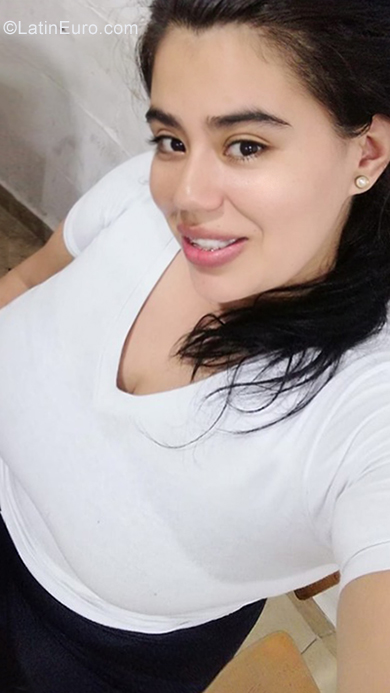 Date this lovely Colombia girl Deisy from Bogota CO25587