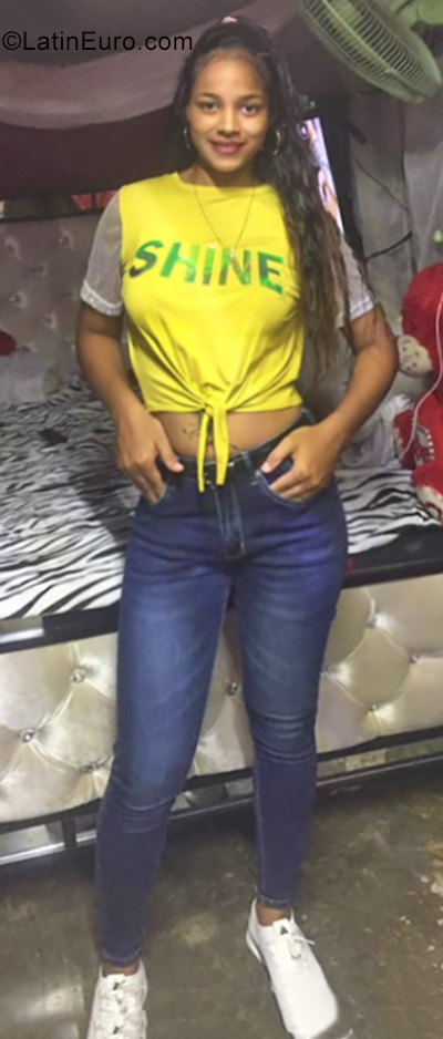 Date this passionate Dominican Republic girl Esmeralda from Santo Domingo DO35262