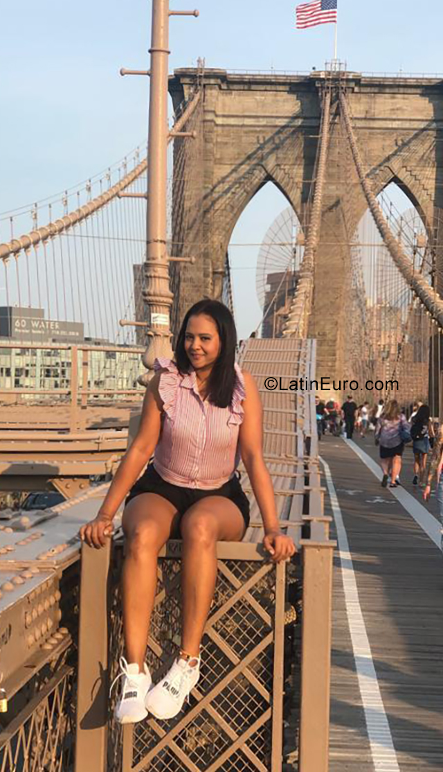 Date this happy Colombia girl Dayana from Bogota CO25664