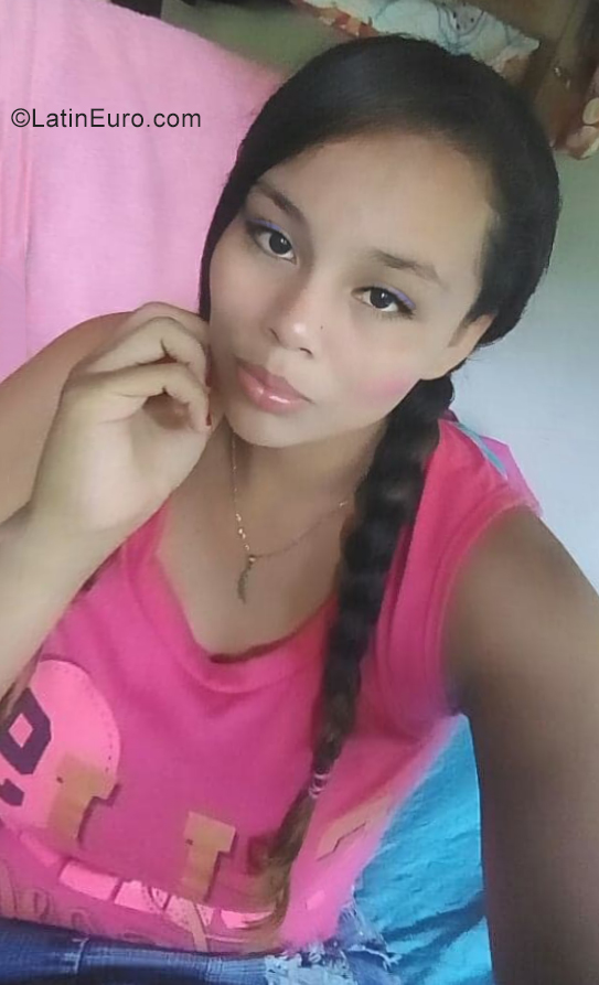 Date this beautiful Colombia girl Lina from Ibaque CO25756