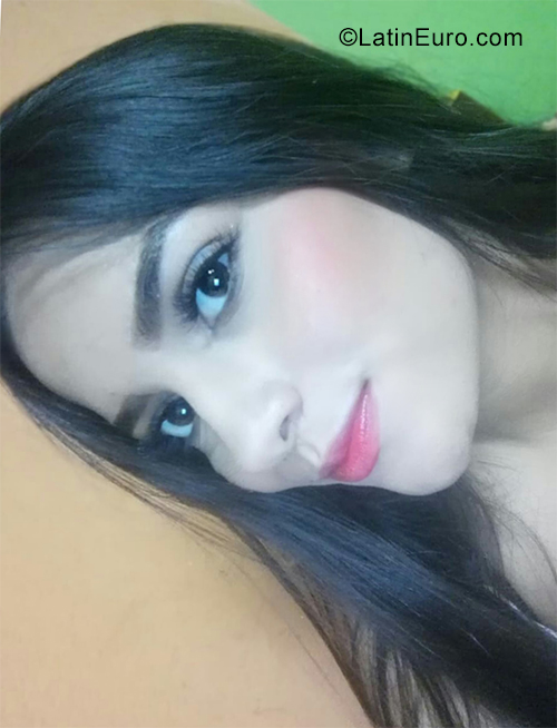 Date this beautiful Colombia girl Andrea from Ibaque CO25760