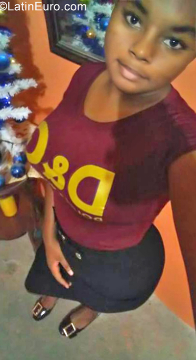 Date this georgeous Dominican Republic girl Alexa from Santo Domingo DO35448