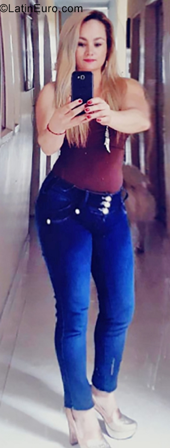 Date this pretty Colombia girl Luciana from Armenia CO25808