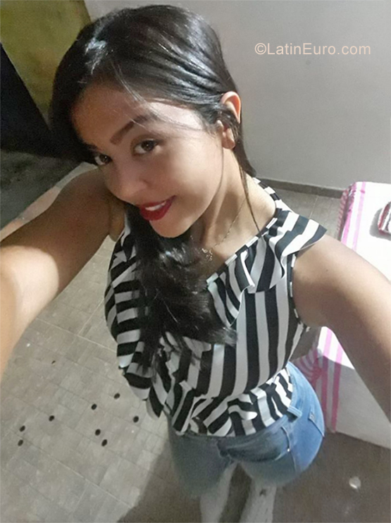Date this cute Colombia girl Claudia from Barrancabermeja CO25809