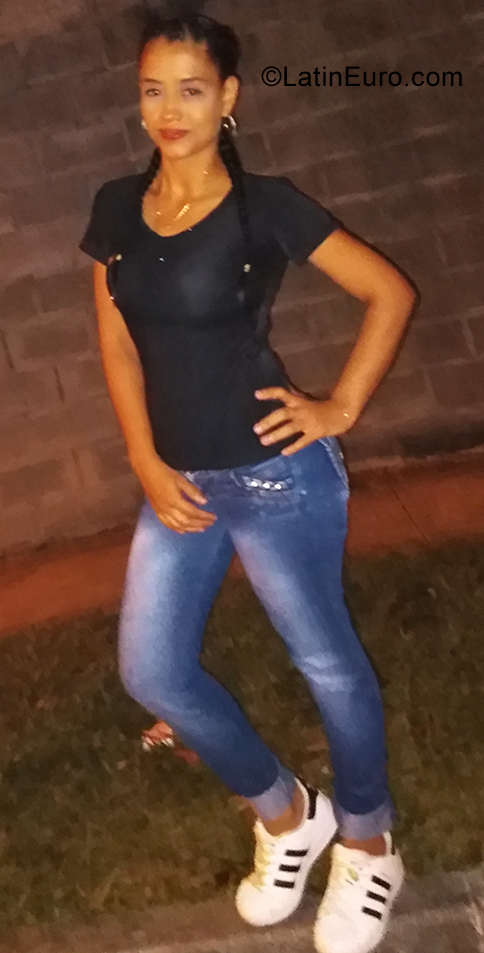 Date this happy Colombia girl Yenireth from Cali CO25863