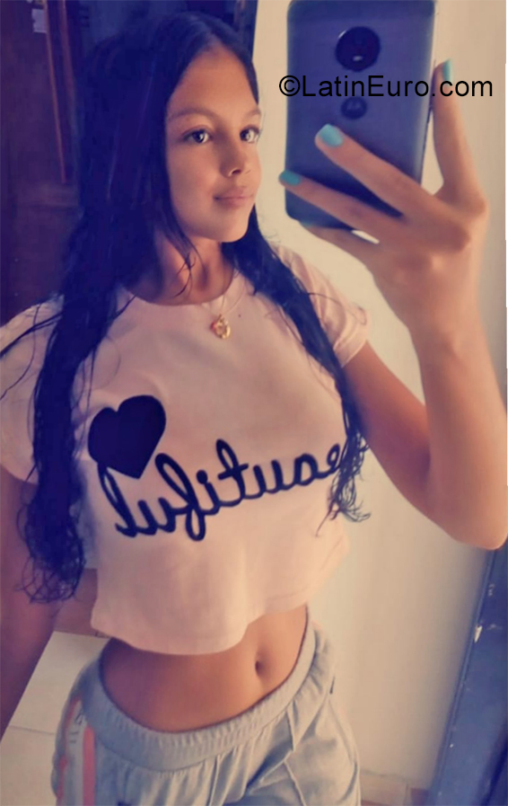 Date this beautiful Venezuela girl Daniela from Maracaibo VE2600