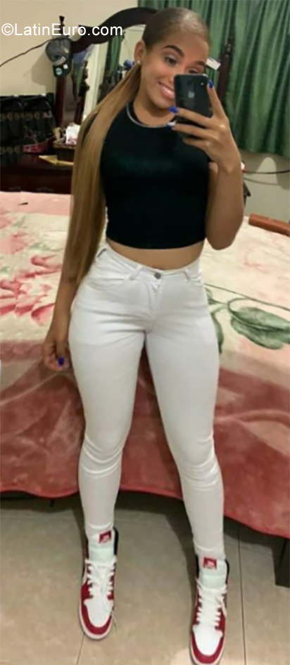 Date this nice looking Dominican Republic girl Esmareth from Santiago DO35706