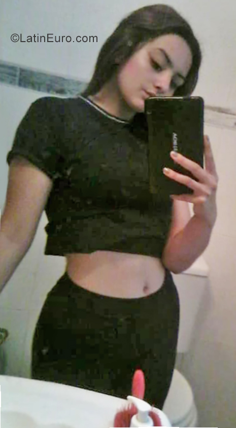Date this pretty Argentina girl Rocio from Santa Fe AR223