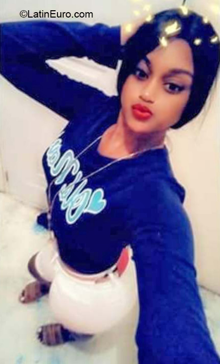 Date this athletic Dominican Republic girl Leslie from Moca DO35727