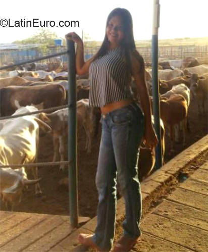 Date this fun Venezuela girl Gray from El Tigre VE2618