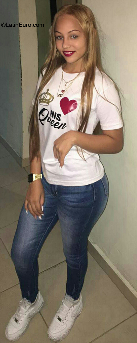 Date this happy Dominican Republic girl Andrea from Santo Domingo DO35812