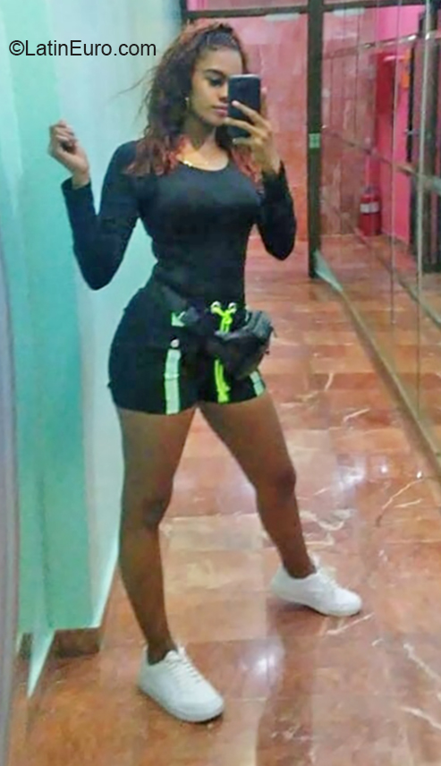 Date this pretty Dominican Republic girl Karina from Santo Domingo DO35831