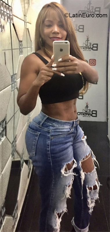 Date this good-looking Dominican Republic girl Yakira from Santo Domingo DO36075