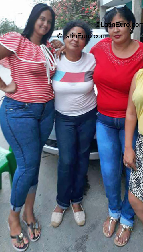 Date this happy Dominican Republic girl Venerin from Santo Domingo DO36134