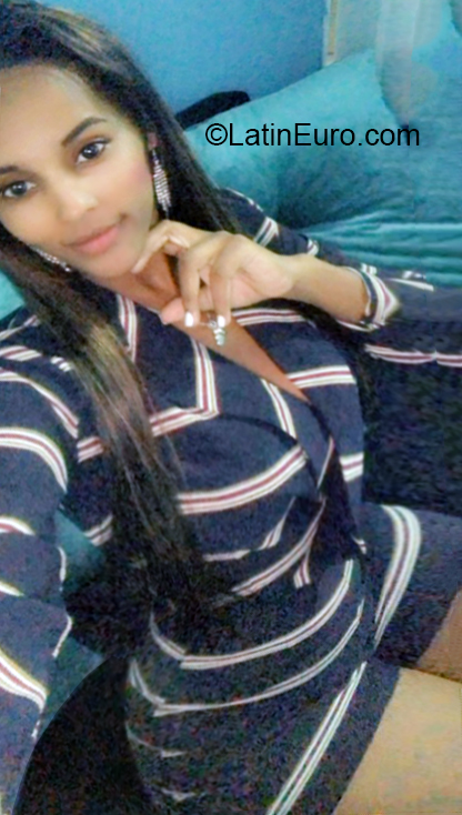 Date this hard body Dominican Republic girl Dahianna from Santo Domingo DO36246