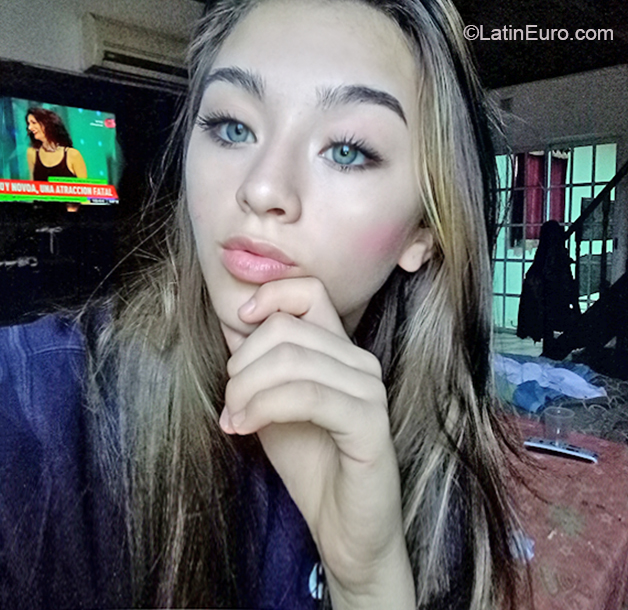 Date this happy Argentina girl Vicky from Anelo AR247