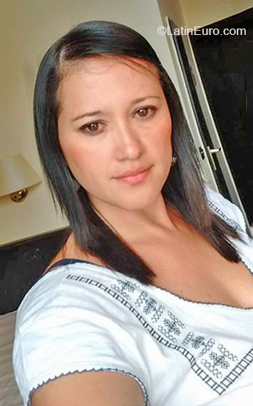 Date this good-looking Colombia girl Alejandra from Medellín CO26333