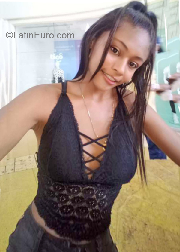 Date this attractive Colombia girl Yessica from Cartagena CO26336