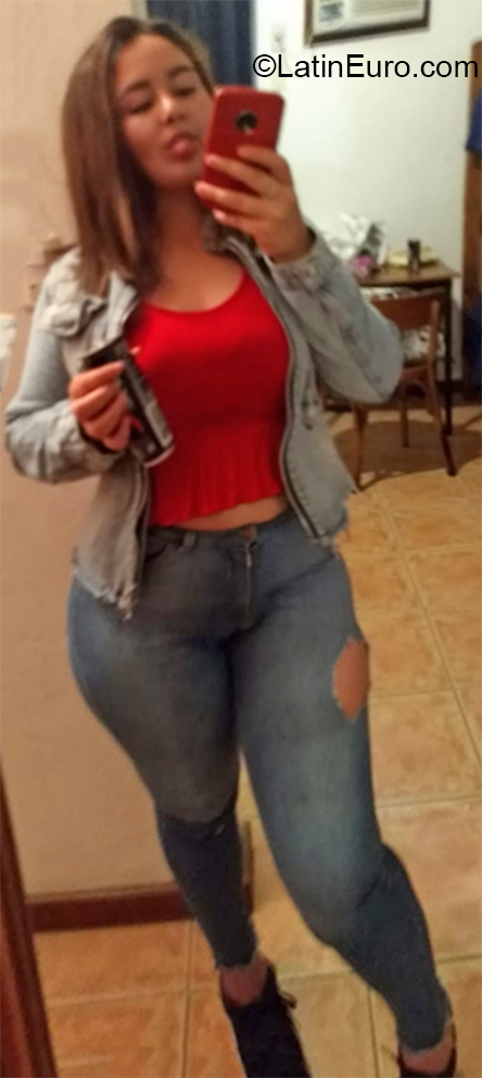 Date this voluptuous Argentina girl Damaris from Buenos Aires AR274