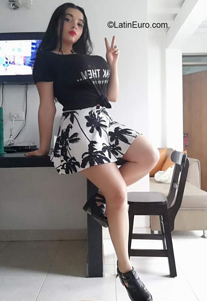 Date this attractive Colombia girl Karoll from Bogota CO26377