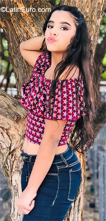 Date this nice looking Venezuela girl Valentina from Maracaibo VE2835