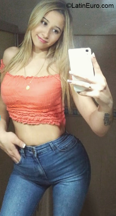 Date this attractive Argentina girl Yenin from Buenos Aires AR288