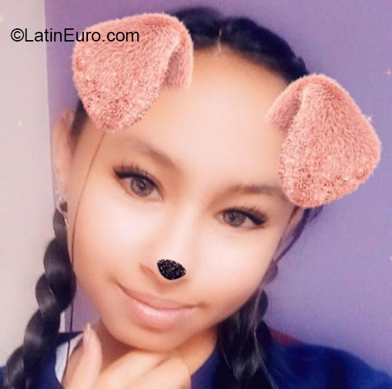 Date this attractive Colombia girl Lorena from Bogota CO26455