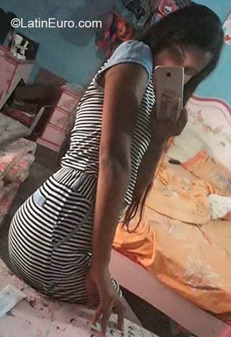 Date this voluptuous Venezuela girl Estefania from Caracas VE2881