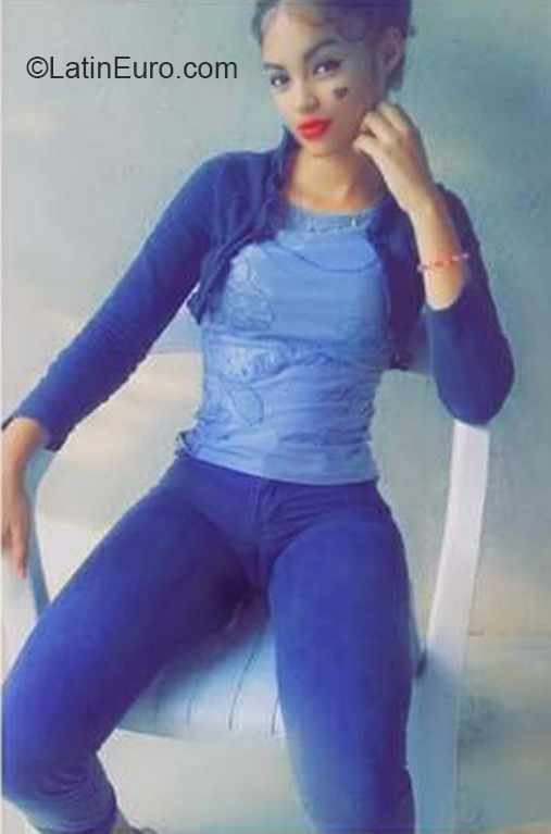 Date this sultry Dominican Republic girl Darlenis from La Vega DO36984