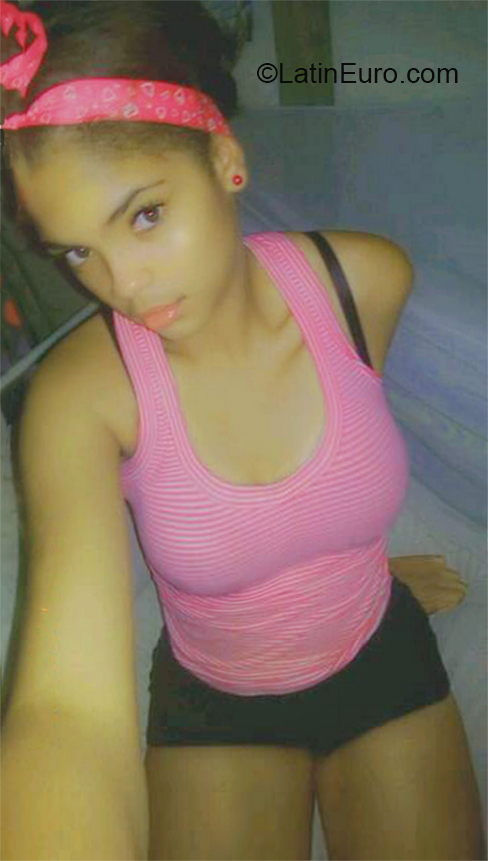 Date this athletic Dominican Republic girl Rose from Santo Domingo DO37011