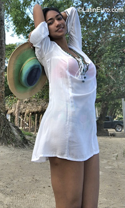 Date this athletic Dominican Republic girl Rama from Sabto Domingo DO37040