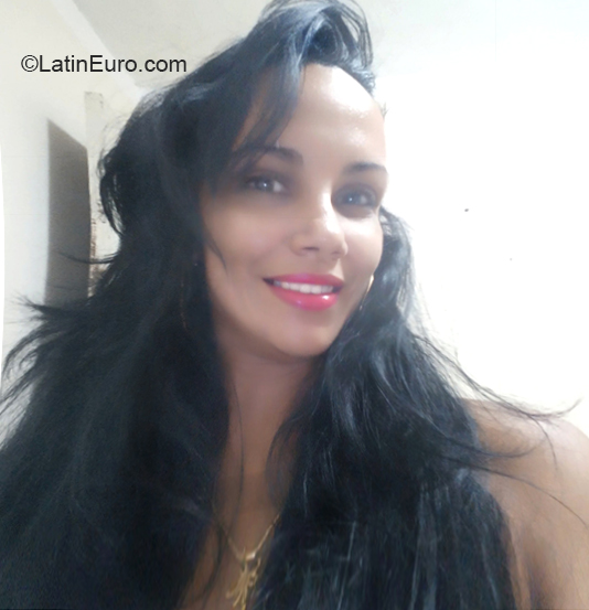 Date this good-looking Cuba girl Ludmila from Havana CU642