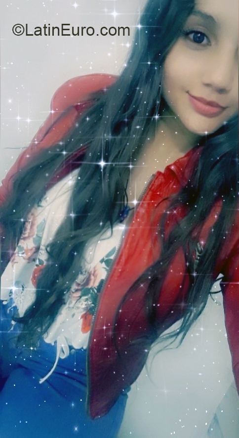 Date this foxy Colombia girl Michelle from Armenia CO26577