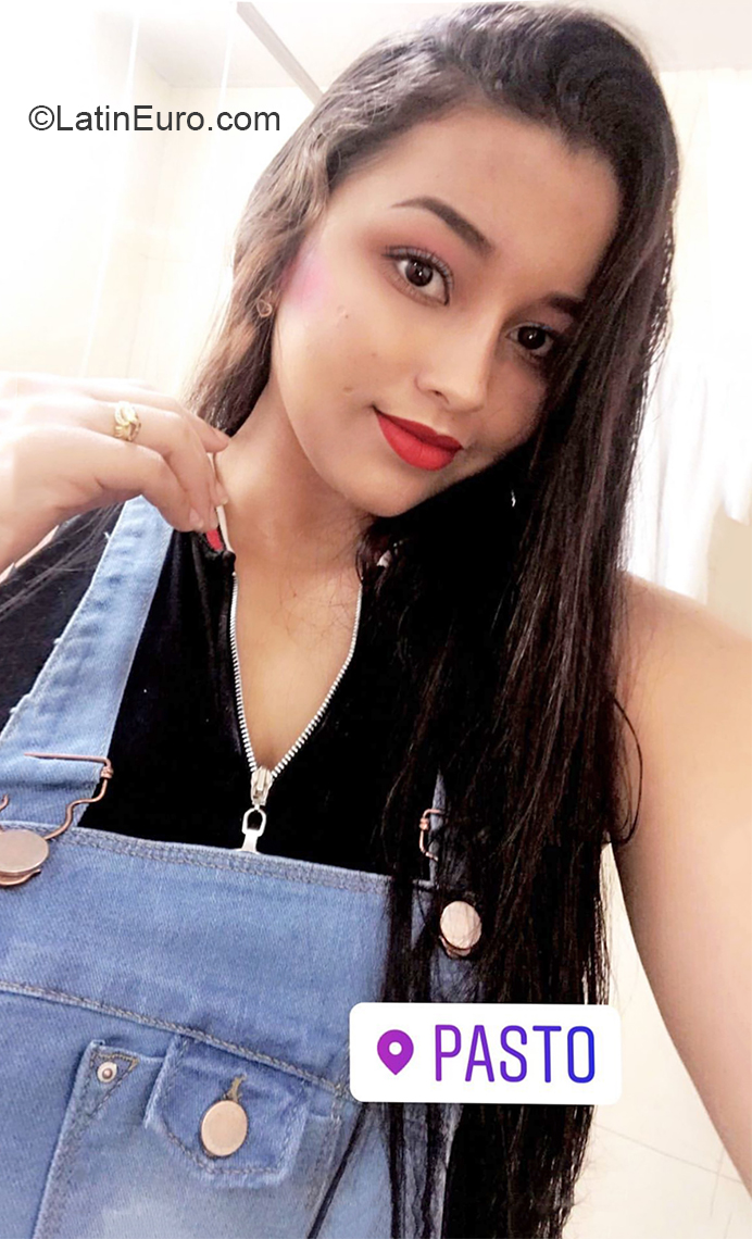 Date this gorgeous Colombia girl Laura from Medellin CO26600