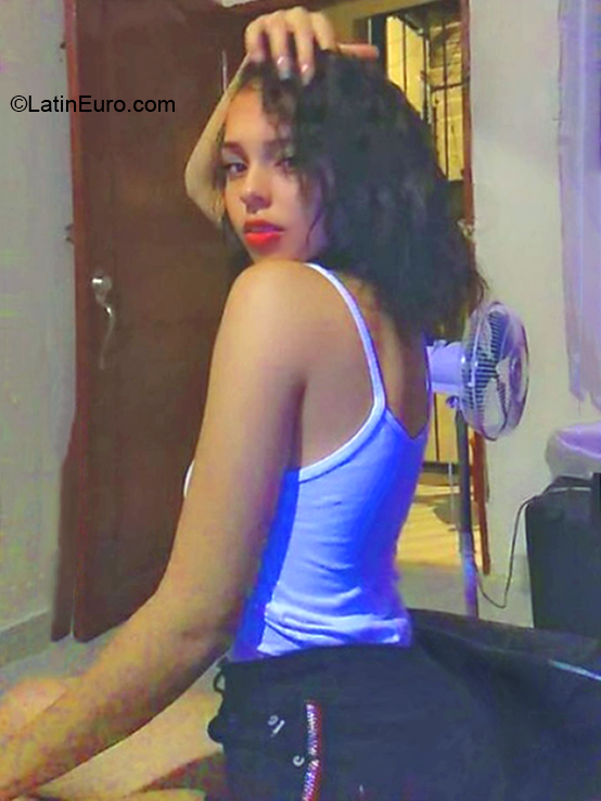 Date this athletic Dominican Republic girl Nely from Santiago DO37305