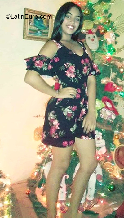 Date this nice looking Venezuela girl Laura from Caracas VE2973
