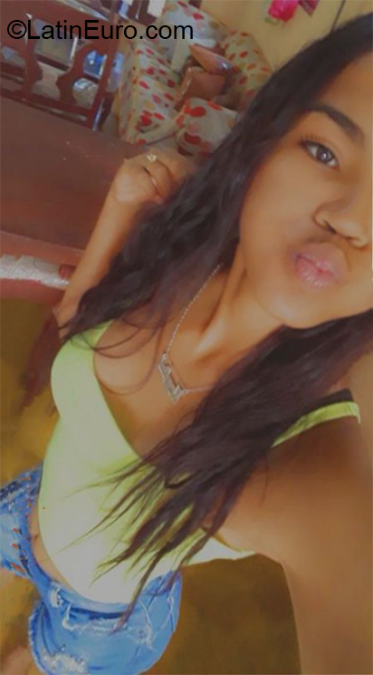 Date this pretty Dominican Republic girl MAYELIN from Moca DO37489